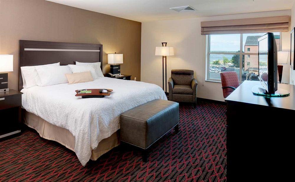 Hampton Inn Portland Downtown Waterfront Exterior foto